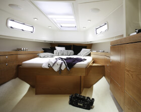 Fjord 40 open Intérieur cabine | grand lit, fenêtre, compartiment de rangement | Fjord