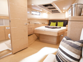 Fjord 40 open Intérieur cabine | grand lit, fenêtre, compartiment de rangement | Fjord
